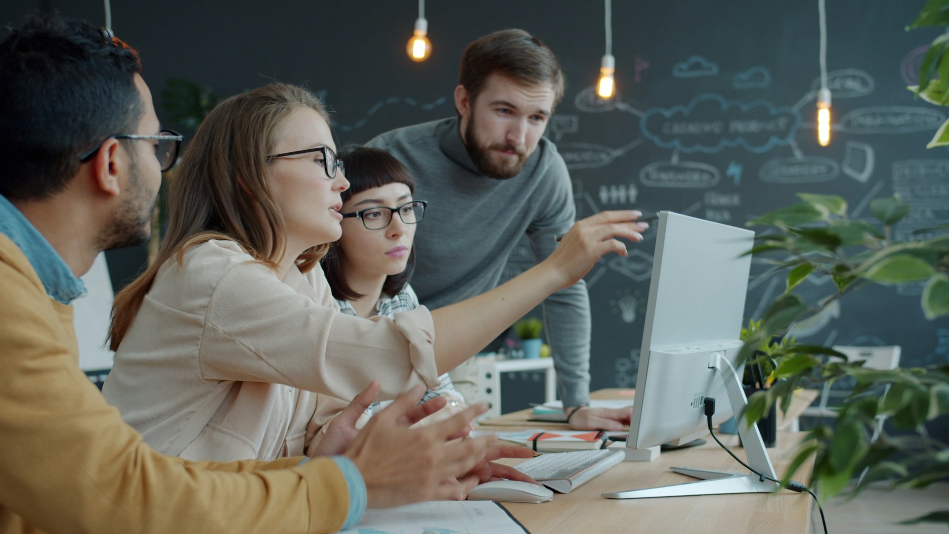 Team bei der gemeinsamen Arbeit im Unternehmen